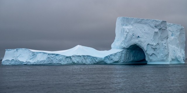 О потеплении в районе антарктического полуострова (About the warming in the region of the antarctic peninsula)