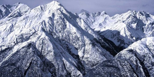 Величественная красота горы — символ силы, стабильности и вечности природного мира
