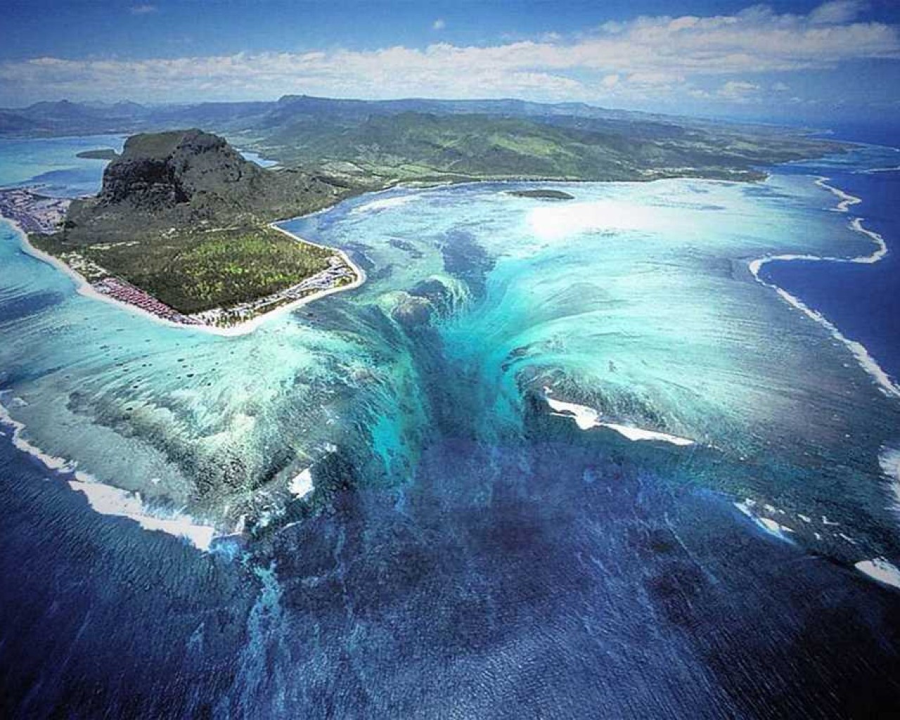 Океан и два острова. Ле-Морн-Брабан, остров Маврикий. Ле Морн Брабан водопад. Подводный водопад острова Маврикий. Мауритиус подводный водопад.