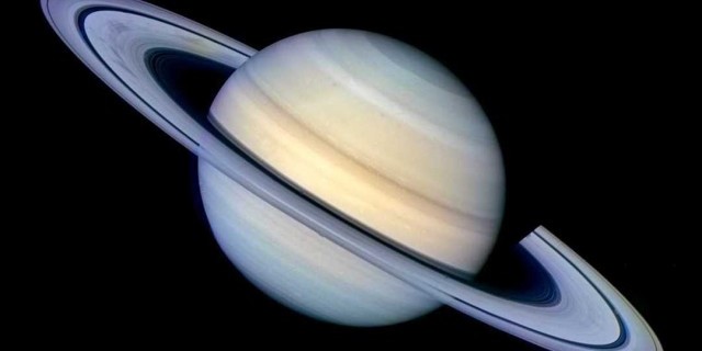 Сатурн - вторая по величине планета Солнечной системы с уникальными кольцами, газовый гигант с огромным количеством спутников и тайнами своего происхождения